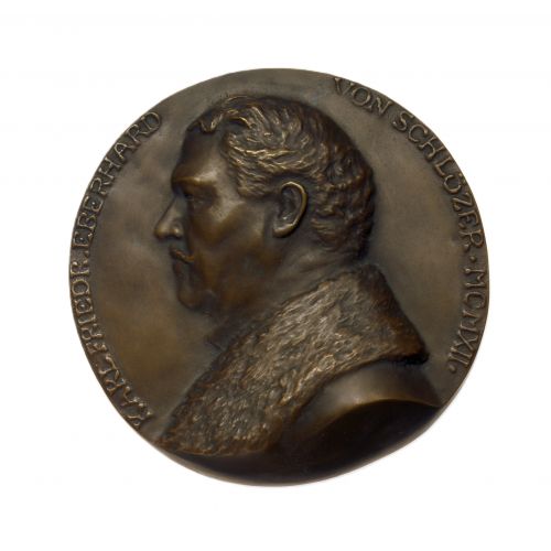 Das Kleinrelief eines unbekannten Künstlers aus dem 20. Jahrhundert zeigt den Schriftsteller und Diplomaten Karl Friedrich Eberhard von Schlözer im Seitenprofil