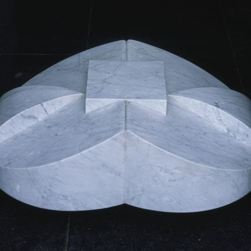 Es handelt sich um eine zweiteilige Skulptur von Peter H. van de Locht aus Carrara-Marmor. Der Titel des Ensembles was sein doch muß, dringt Körper ein in Körper geht zurück auf den Dichter Danthe Aligheri.