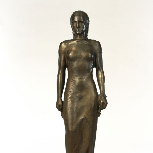 Es handelt sich bei der Plastik von Richard Scheibe um eine verkleinerte Fassung des 1936 im Auftrag der IG Farben, Hoechst, geschaffenen "Saarbefreiungsdenkmal". Zu Sehen ist eine aufrecht stehende weibliche Gestalt mit erstarrtem Gesichtsausdruck