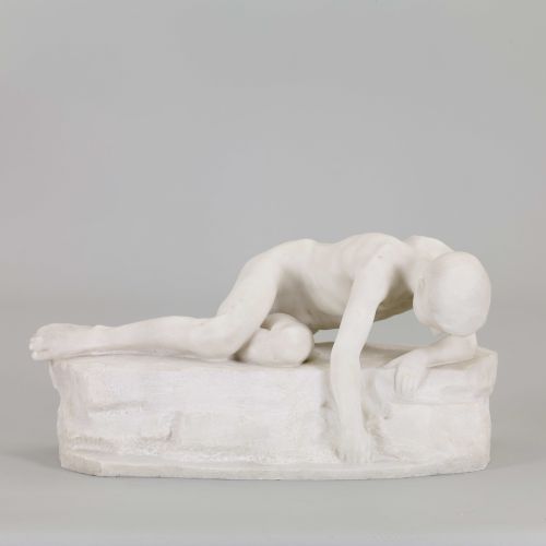 Die Skulptur von Julietta Blum-Samuel zeigt den jungen Narziss mit tief gesenktem Kopf und resiginierter Körpersprache. Die handlungstragende Spiegelung im Wasser ist nicht dargestellt, womöglich aufgrund des hellen marmornen Materials