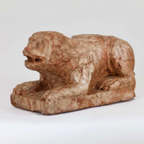 Als Bauskulptur in einen architektonischen Zusammenhang eingebunden, trugen der Löwe und die ehemals aufstehende Säule vermutlich oberhalb einer relativ hohen Brüstung einen offenen Rundbogen innerhalb eines Kreuzganges o.ä.