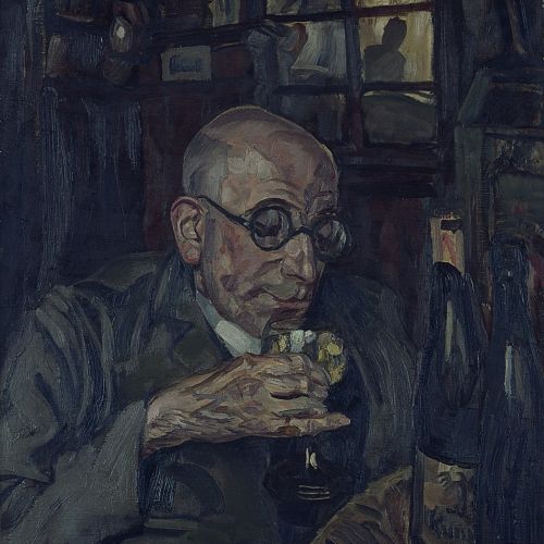 Das Gemälde von Josef Kronenberg zeigt einen Mann mit Brille, der ein Weinglas in der Hand hält. Er sitzt in einem dunklen Raum. Neben sich auf dem Tisch stehen mehrere Weinflaschen