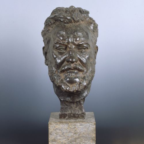 Die Plastik von Fritz Klimsch zeigt eine Porträtbüste auf Muschelkalksockel von dem Maler und Grafiker Max Slevogt.