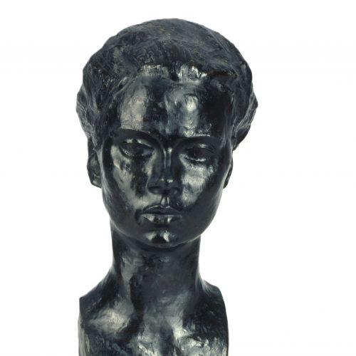 Kurt Edzards lebensgroße Bronzeplastik zeigt Kopf, Hals und Büstenanschnitt einer jungen Frau mit hochgestecktem Haar. Das Werk entstand 1920 in Berlin, wo der Bildhauer von 1918-1924 lebte und zahlreiche Bildnisse schuf