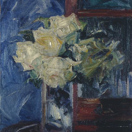 Auf dem Stilleben von Wilhem Heckrott werden mehrere aufgeblühte, weiße Rosen in einer Glasvase dargestellt.