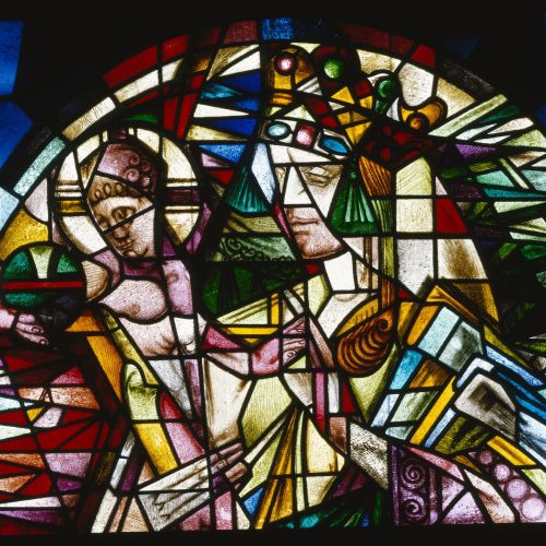 Die Glasmalerei Patrona Bavariae von Johan Thorn Prikker zeigt die Hl. Maria mit dem Jesuskind. Der Entwurf Thorn Prikkers wurde durch die Vereinigte Werkstätten für Mosaik und Glasmalerei Puhl & Wagner, Gottfried Heinersdorff ausgeführt