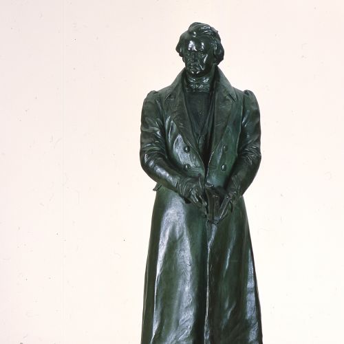 Beim vorliegenden Objekt handelt es sich um eine Reduktion des heute im Düsseldorfer Hofgarten aufgestellten Denkmals zu Ehren des deutschen Schriftstellers der Düsseldorfer Bühne Karl Leberecht Immermann