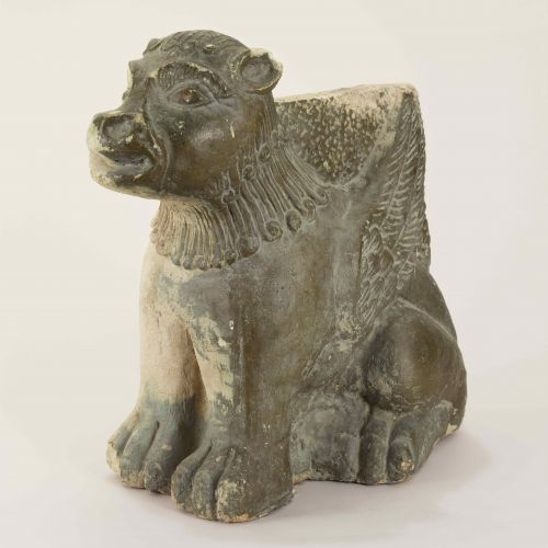 Die Skulptur zeigt einen sitzenden Löwen mit Flügeln. Der Mähnenkranz ist durch gleichmäßige Strähnen zweireihig um Hals und zwischen die Ohren gelegt und erscheint fast wie ein Kragen