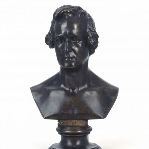 Die Porträtbüste von Albert Wolff zeigt den zeitgenössischen, klassizistischen Bildhauer Christian Daniel Rauch. Der Guss der Bronzeplastik ist auf das Jahr 1847 datiert