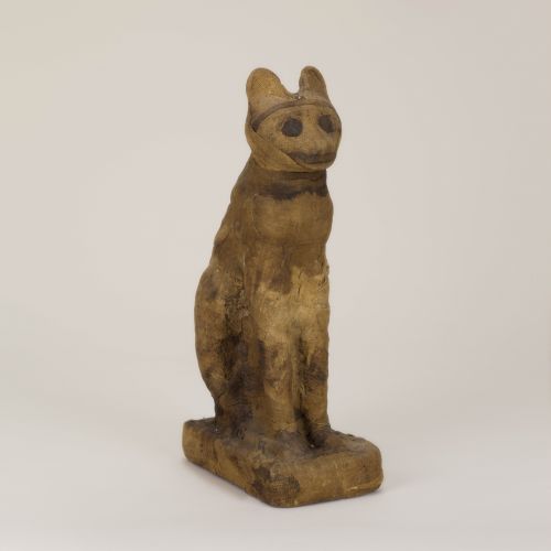 Die Katzenscheinmumie besteht aus einer massiven Holzstatuette, die in Leinen eingewickelt und mit Wachs (oder Harz?) getränkt und so gleichsam mumifiziert wurde. Sterbliche Überreste einer Katze sind nicht enthalten.